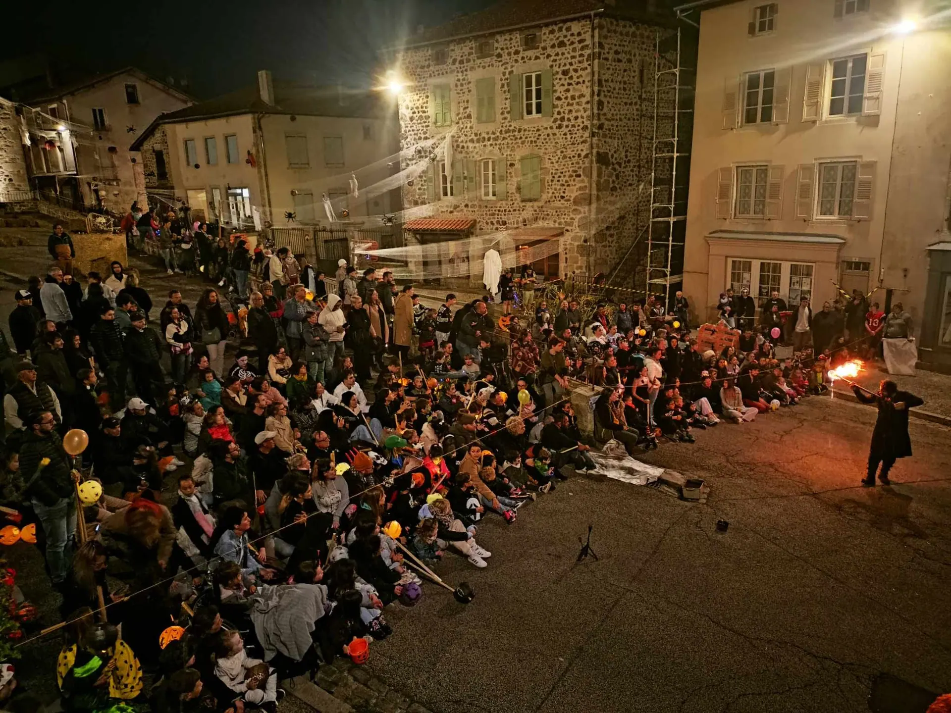 Foule du village la nuit avec lampions