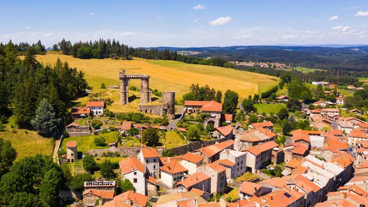 Vue aérienne du village d’Allègre